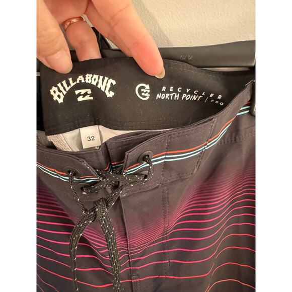 NWT Billabong North Point Pro Boardshorts Black & Red Striped Size 32 - Picture 3 of 4